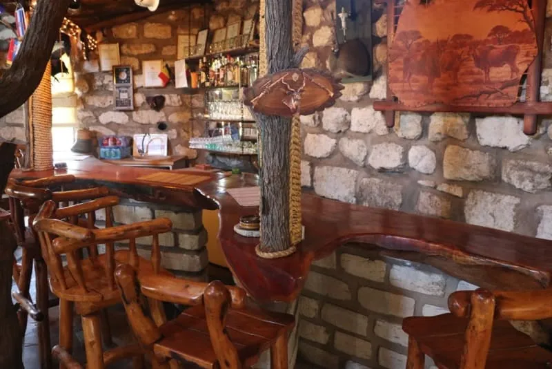 Piscina del lodge, rodeada de jardines y zonas de descanso, perfecta para las horas centrales del día.